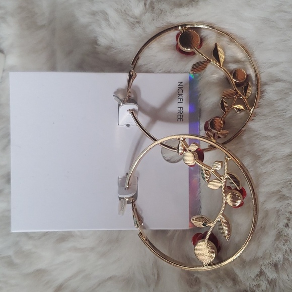 Gold hoop earrings with enamel rose pattern - Picture 3 of 3